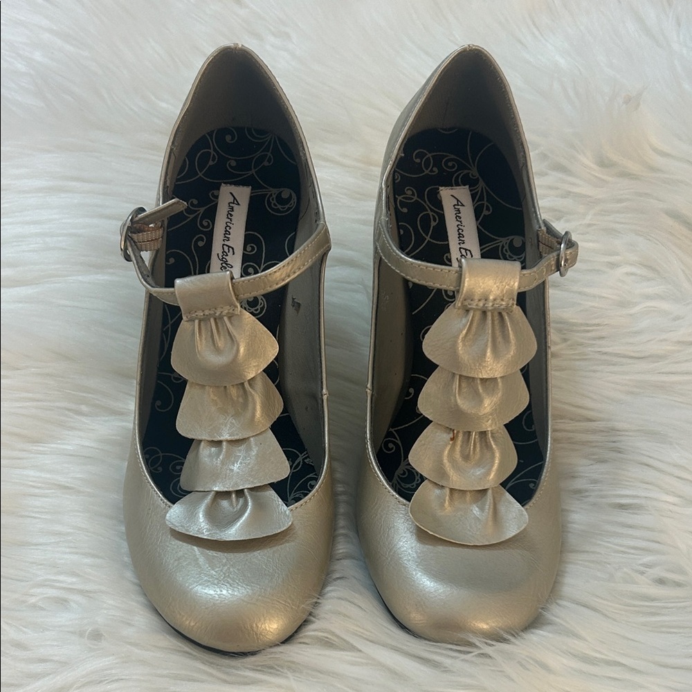 American Eagle Outfitters Gold Metallic Mary Jane Heel Shoes size 6 1/2 buckle